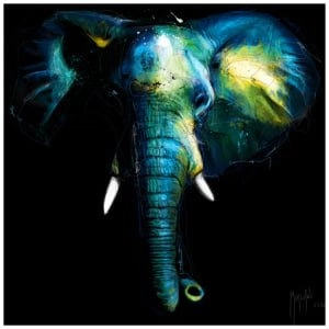 een olifant met slagtanden op zijn kop geschilderd