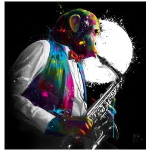 een man met een saxofoon in zijn hand