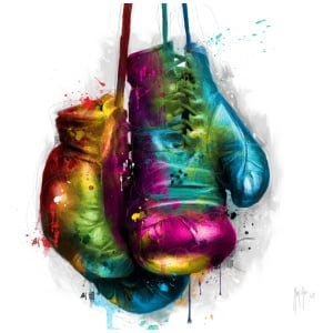 een paar kleurrijke bokshandschoenen die aan een haak hangen