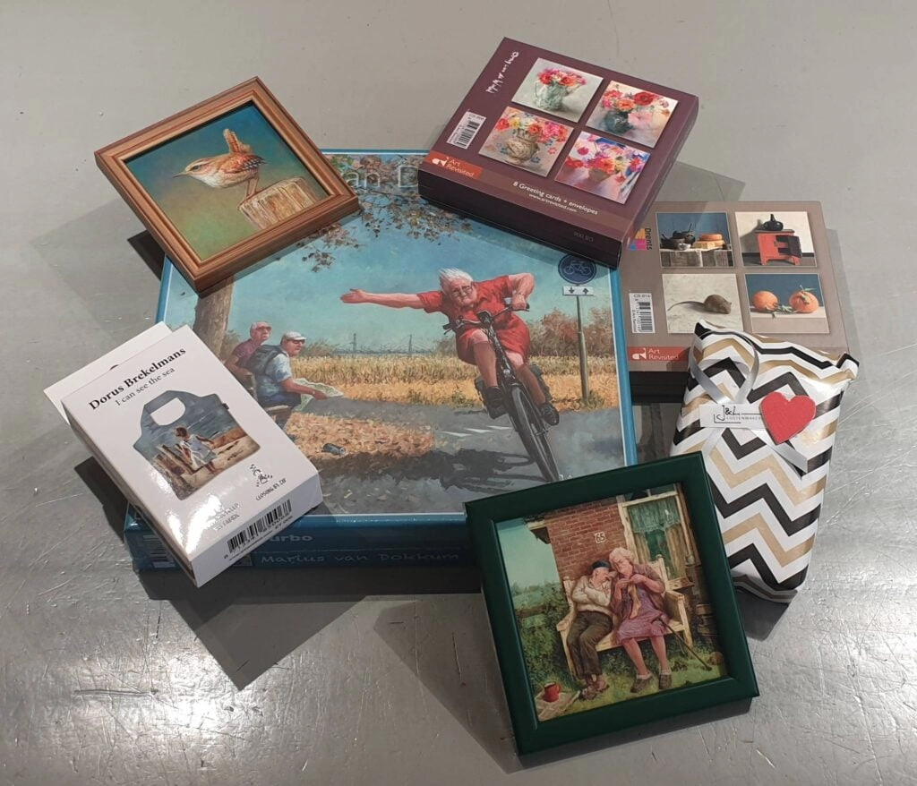 een tafel met daarop foto's en andere items