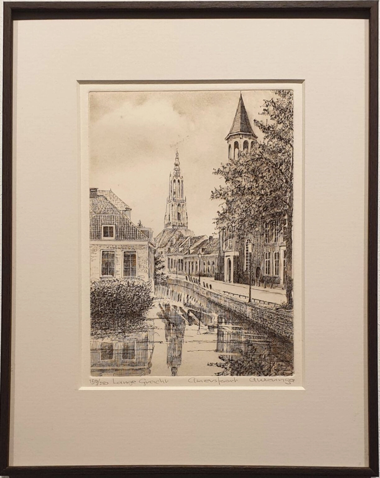 een tekening van een stad met een klokkentoren op de achtergrond