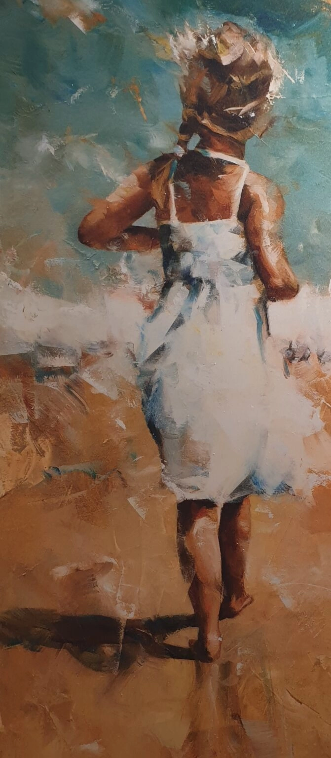 een schilderij van een klein meisje dat op het strand loopt
