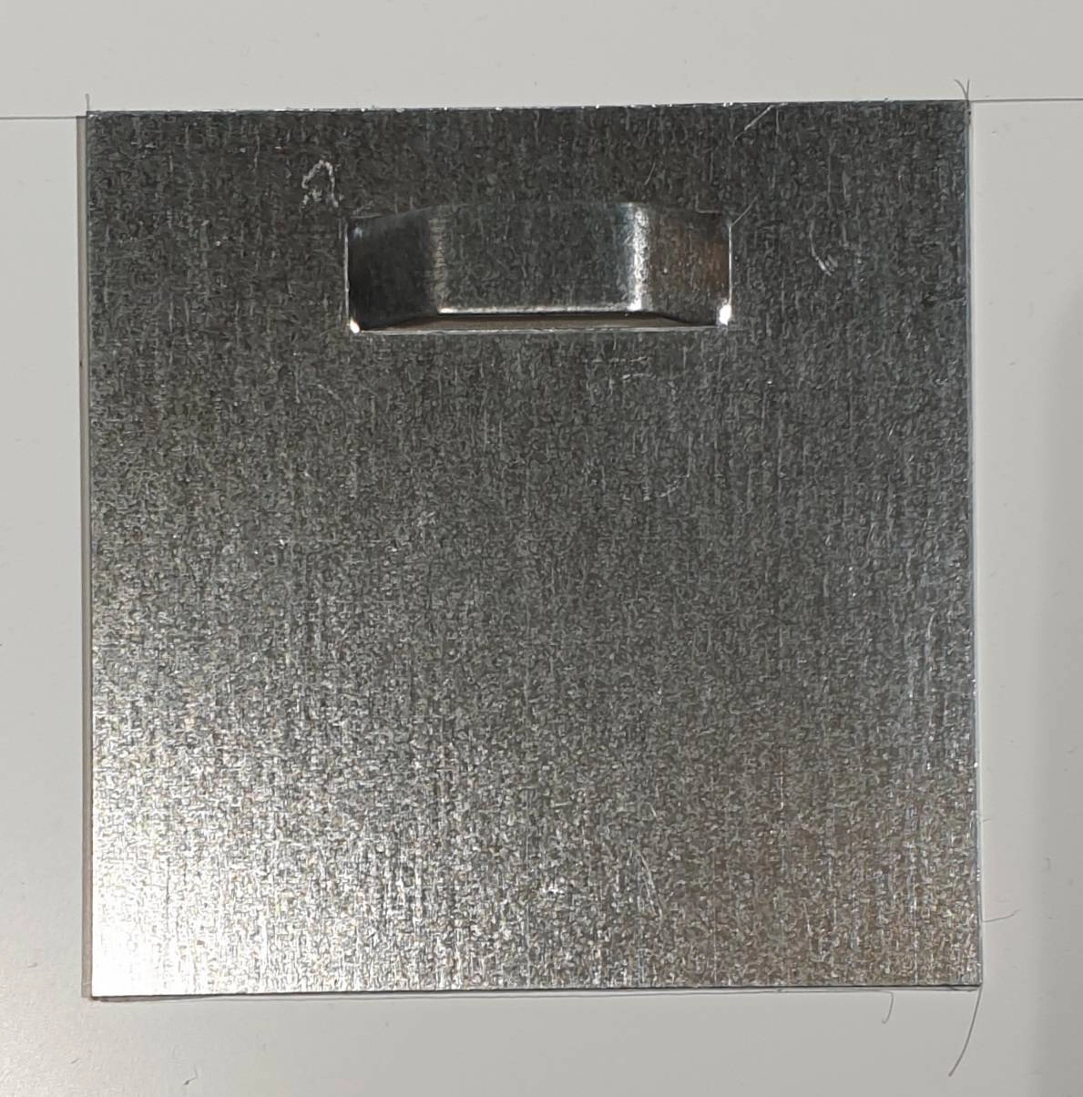 een metalen voorwerp met een witte achtergrond