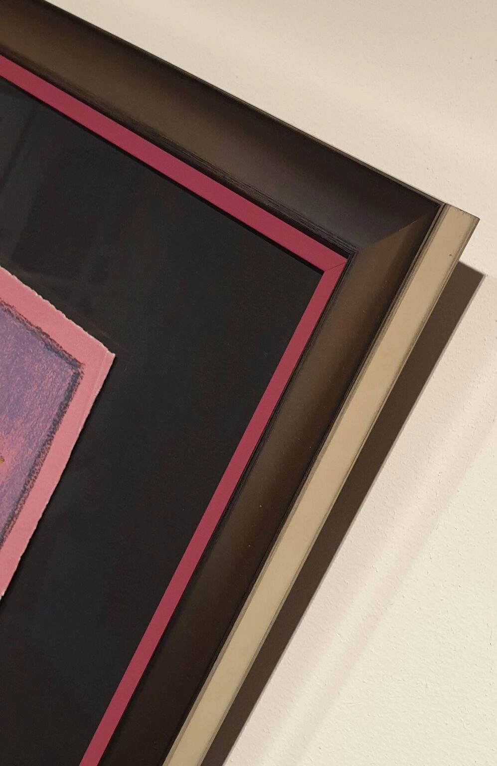 een ingelijst schilderij met een stukje papier erop