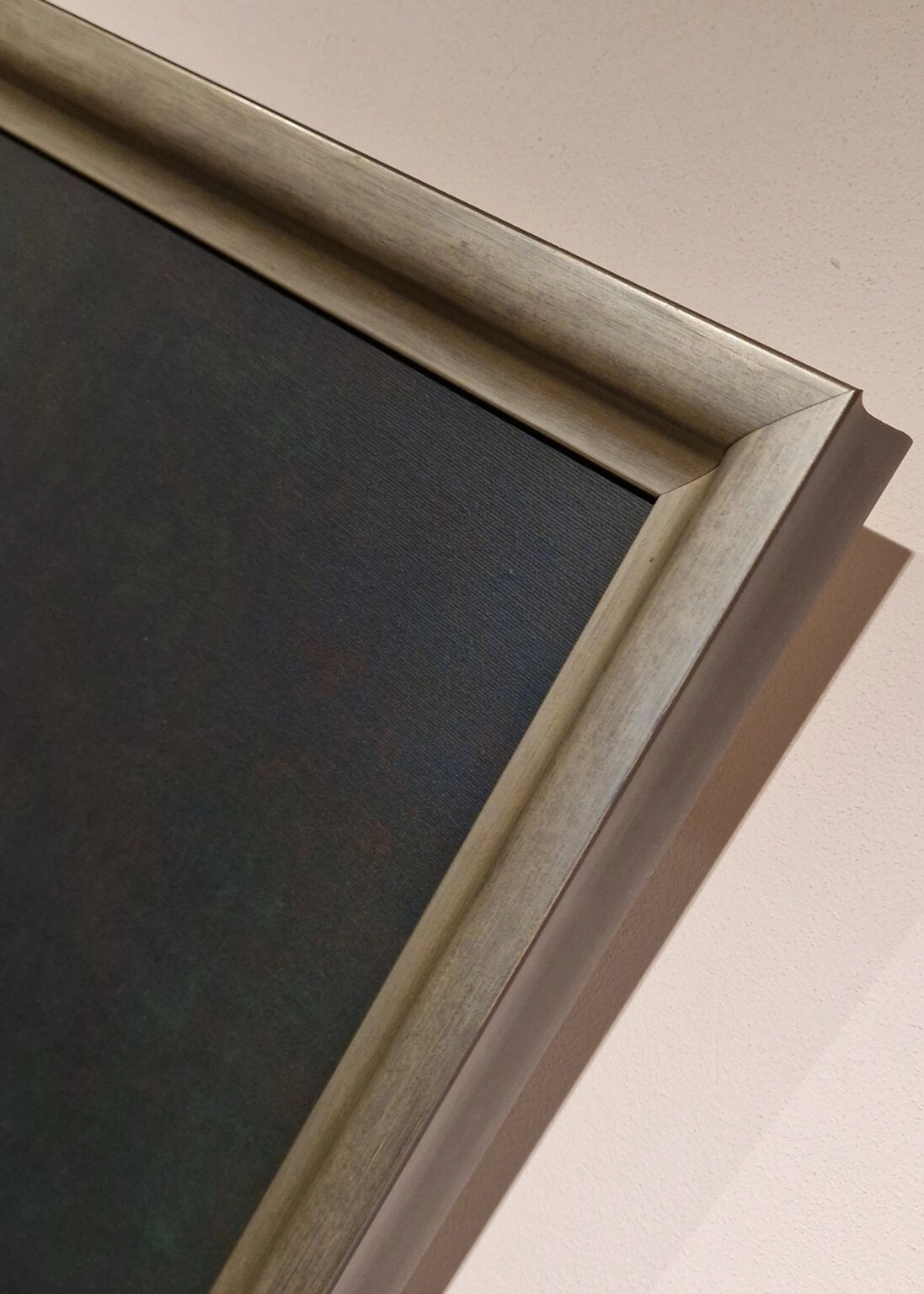 Henk Helmantel, Stilleven met granaatappels op Chinese schaal, detail H licht