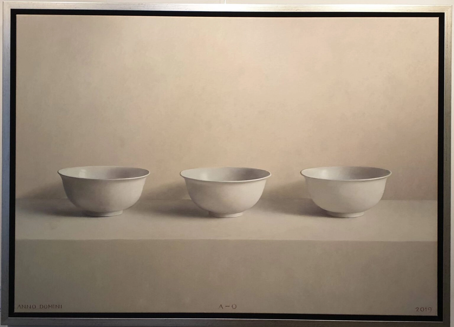 drie witte kommen op een tafel