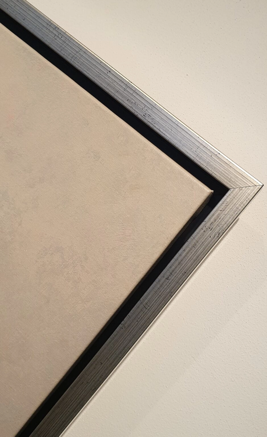 een witte muur met een spiegel erop