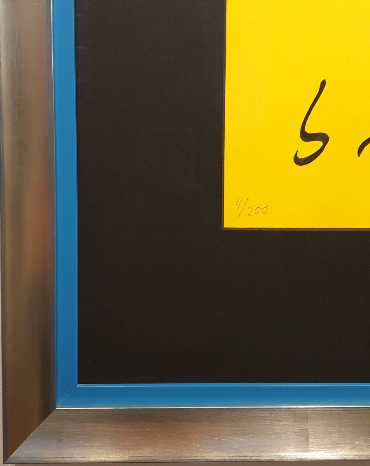 een geel en zwart vierkant met het cijfer vijf erop