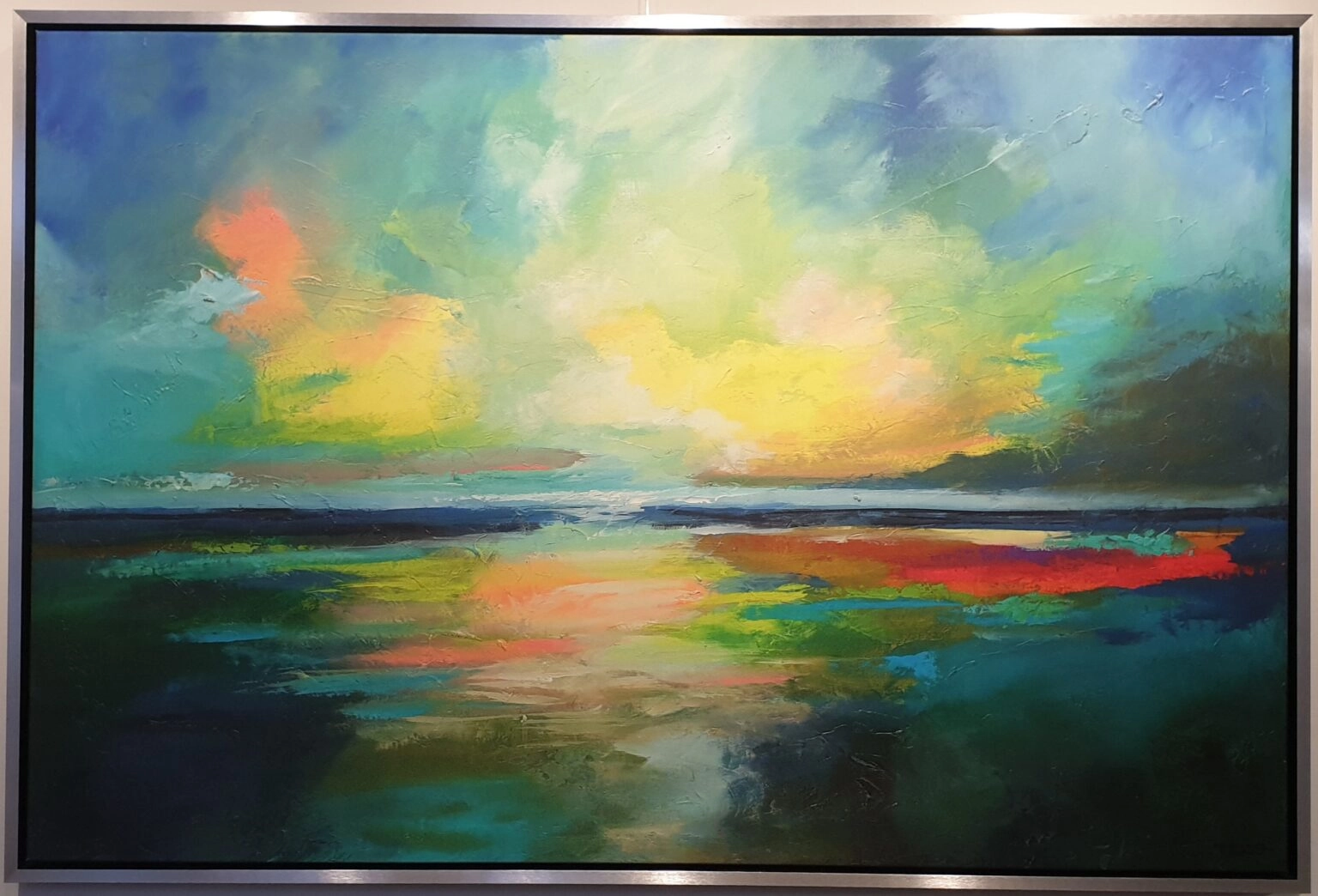 een schilderij van een kleurrijke lucht en water