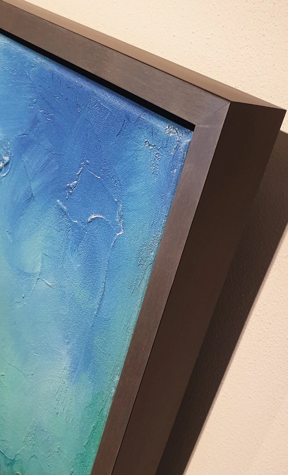 een abstract schilderij met blauwe en groene kleuren