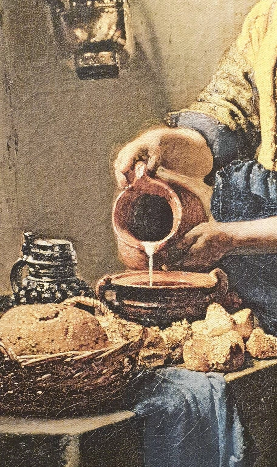 een schilderij van een vrouw die iets in een kom giet