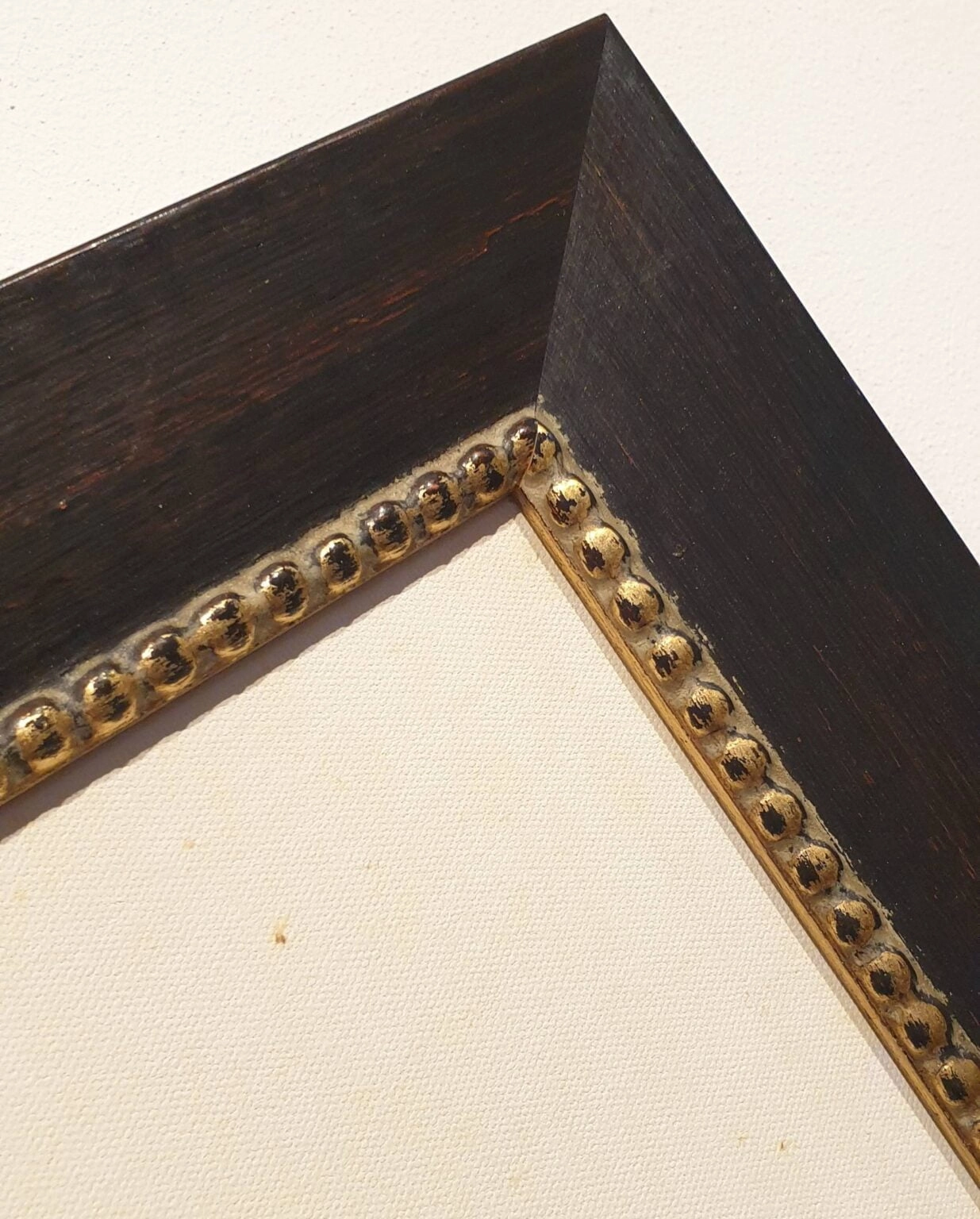 een oud fotolijstje met een kat erop