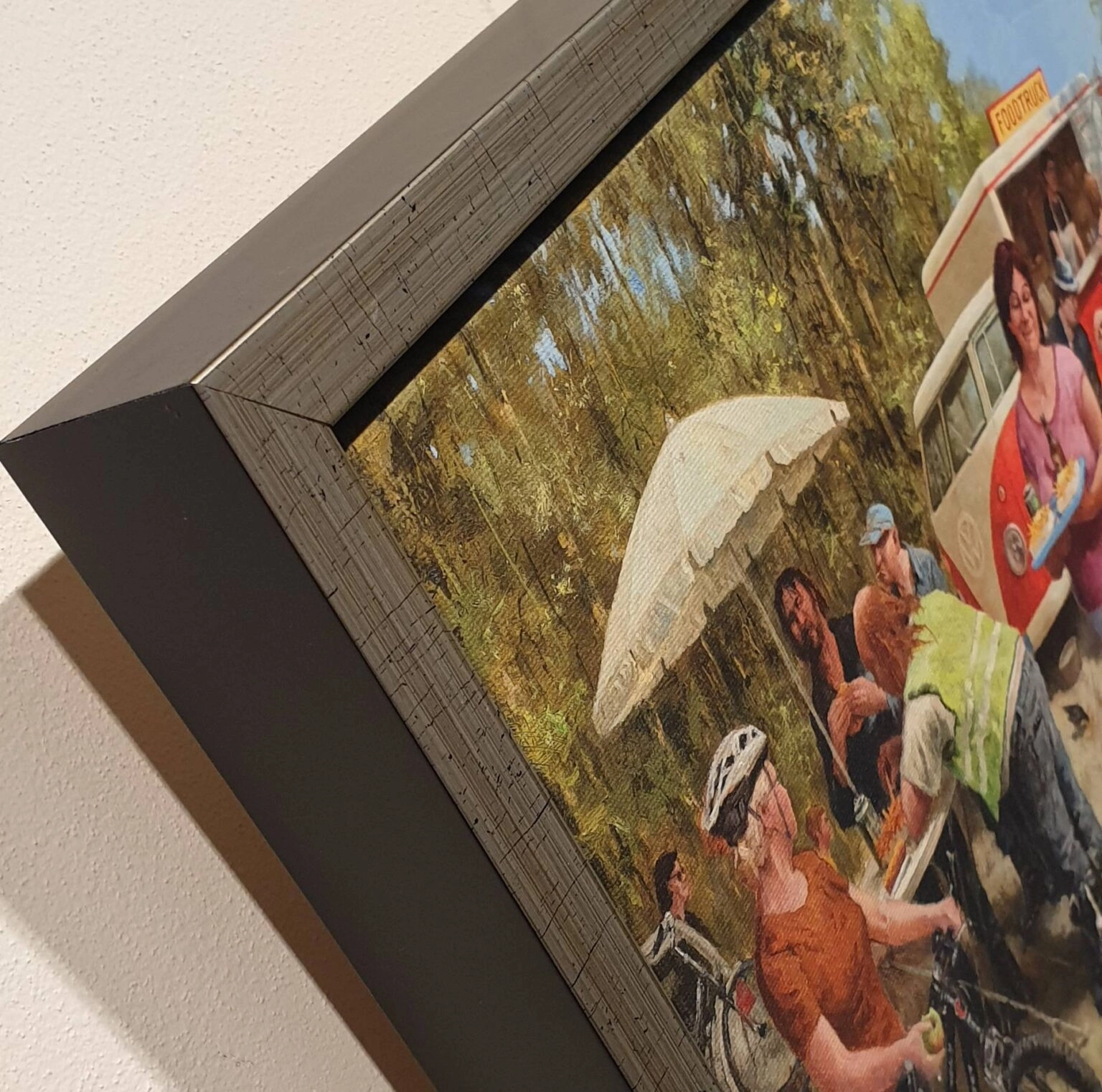 een schilderij aan de muur van een groep mensen