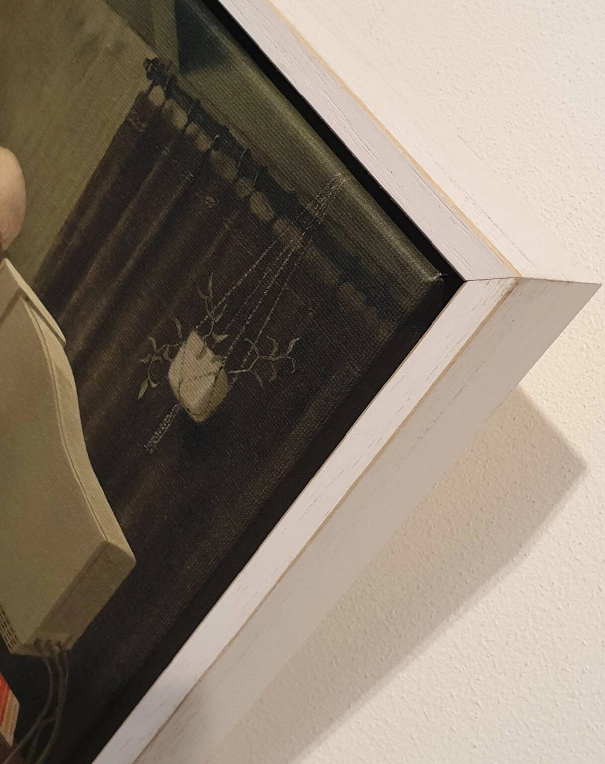 een ingelijste foto van een vaas met bloemen erin