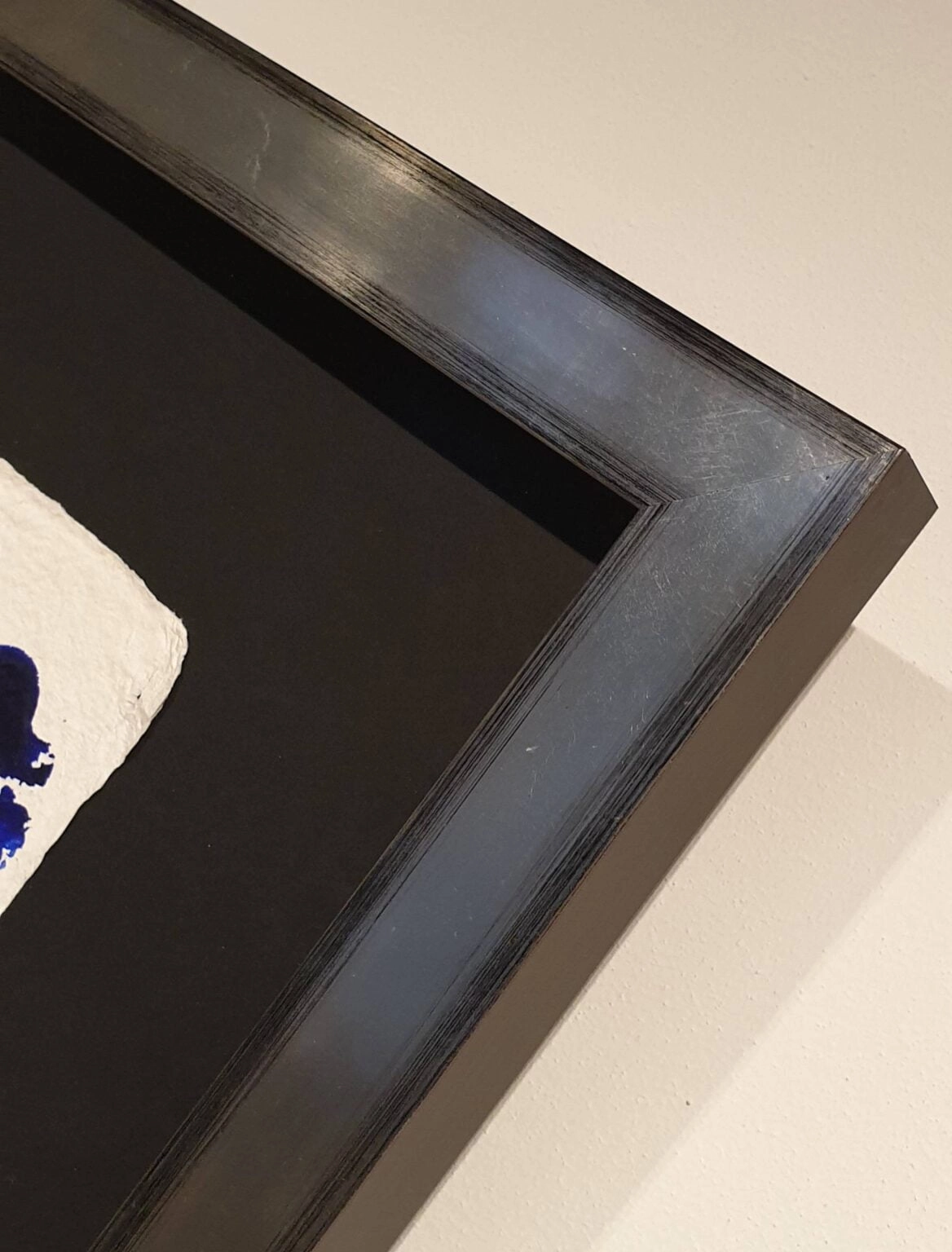 een schilderij met blauwe en witte verf erop