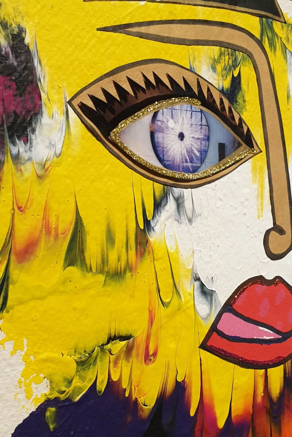 een schilderij van het gezicht van een vrouw met blauwe ogen