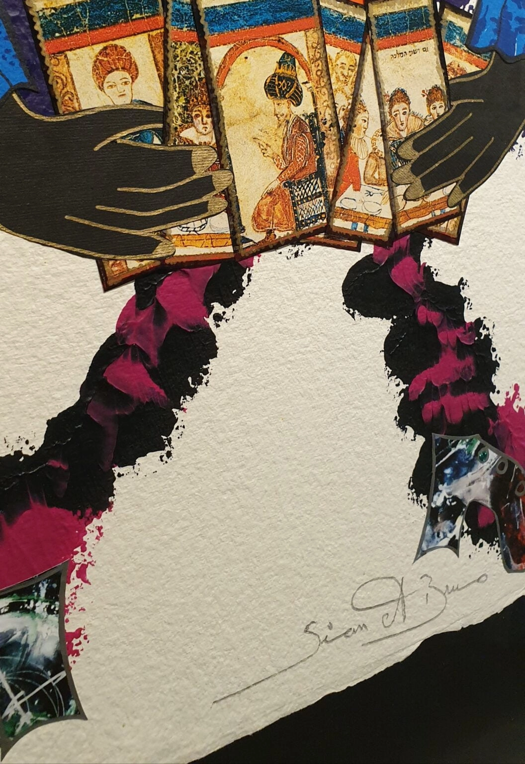 een collage van foto's met handen die boeken vasthouden