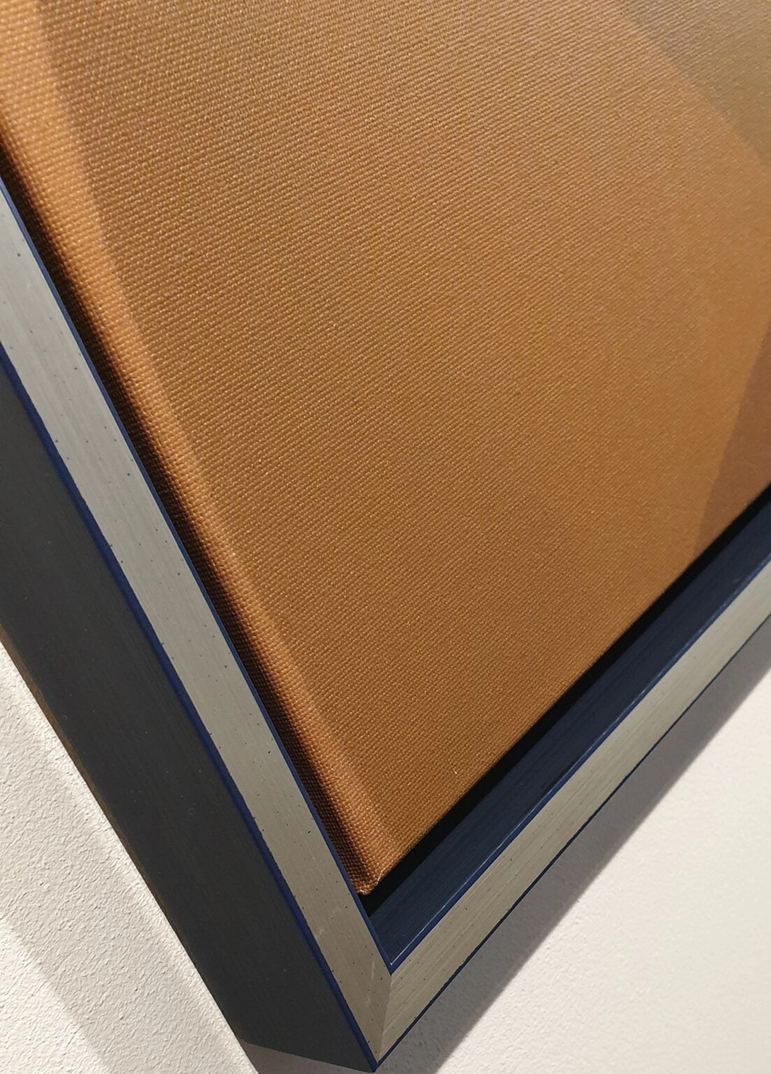 een close-up van een boek op een wit oppervlak