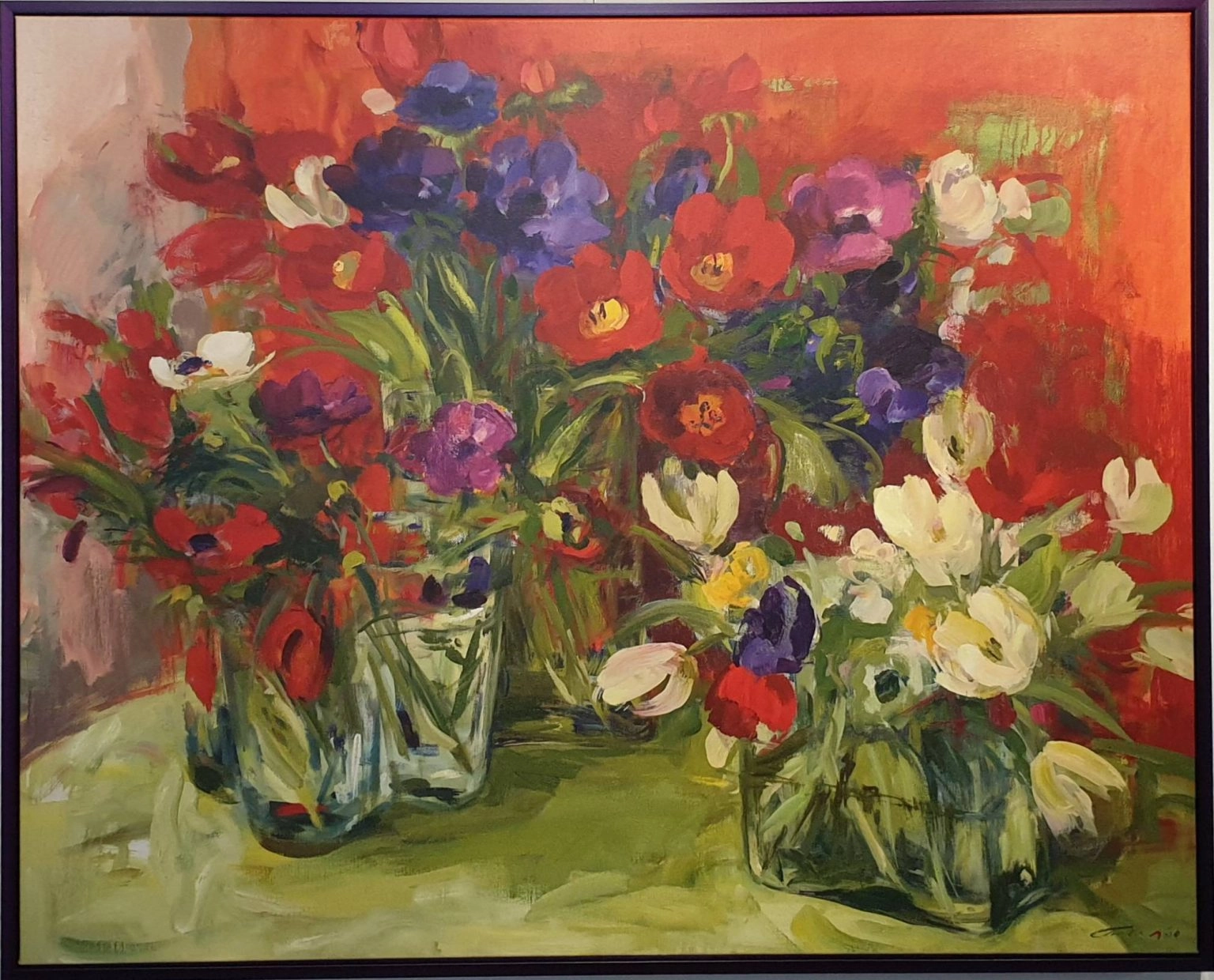 een schilderij van bloemen in vazen op een tafel