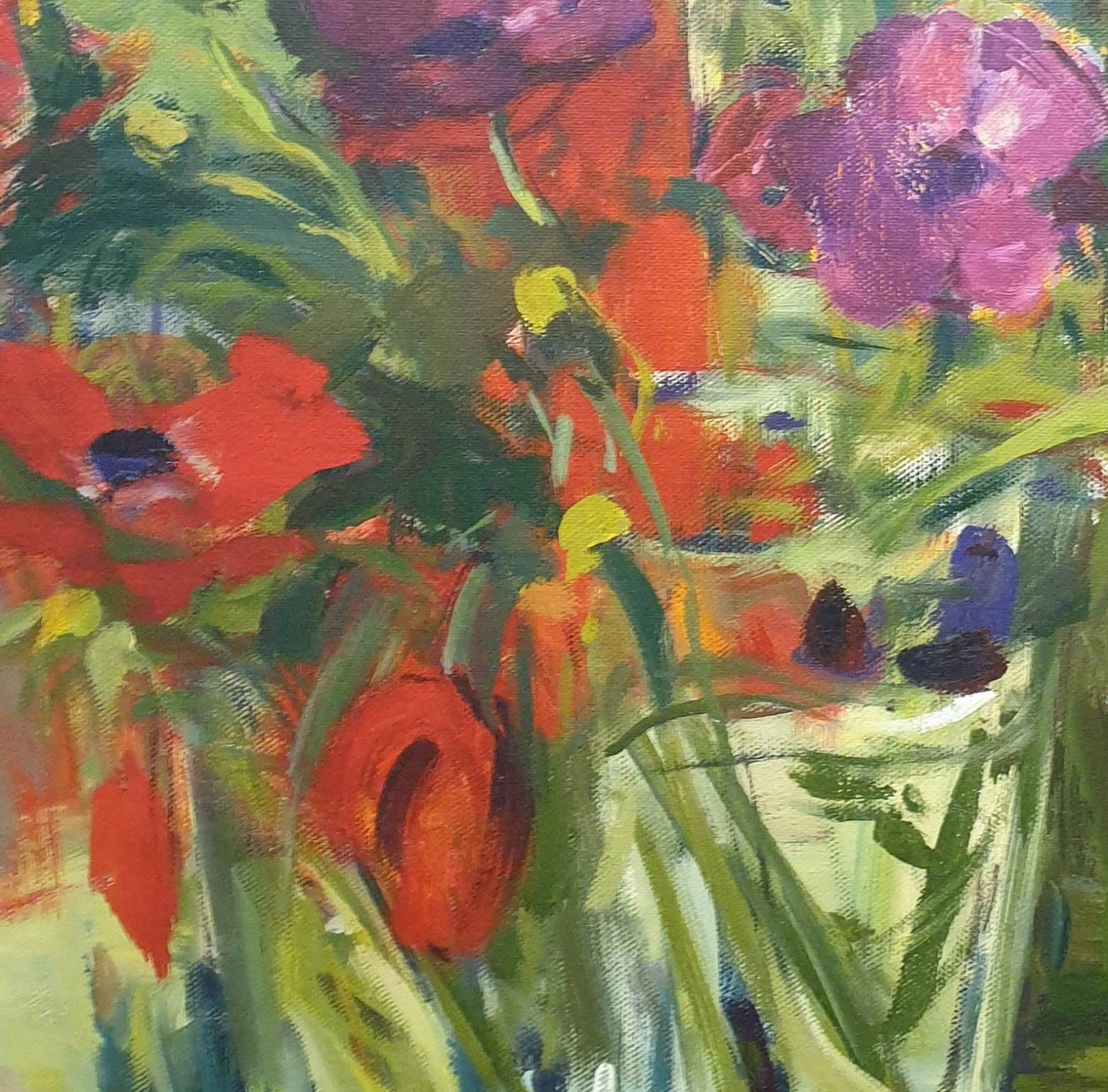 een olieverfschilderij van bloemen in een vaas