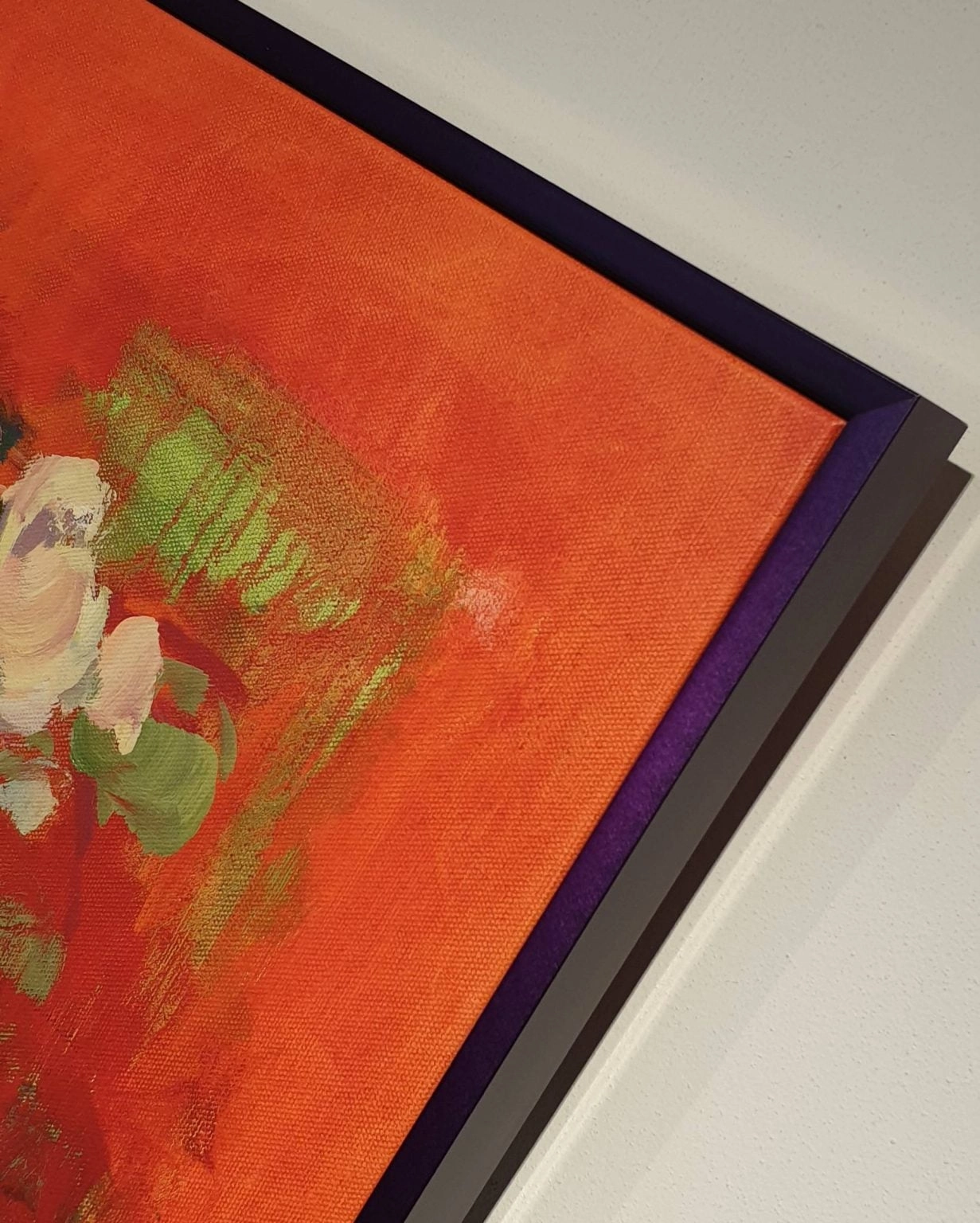 een oranje schilderij met witte bloemen erop