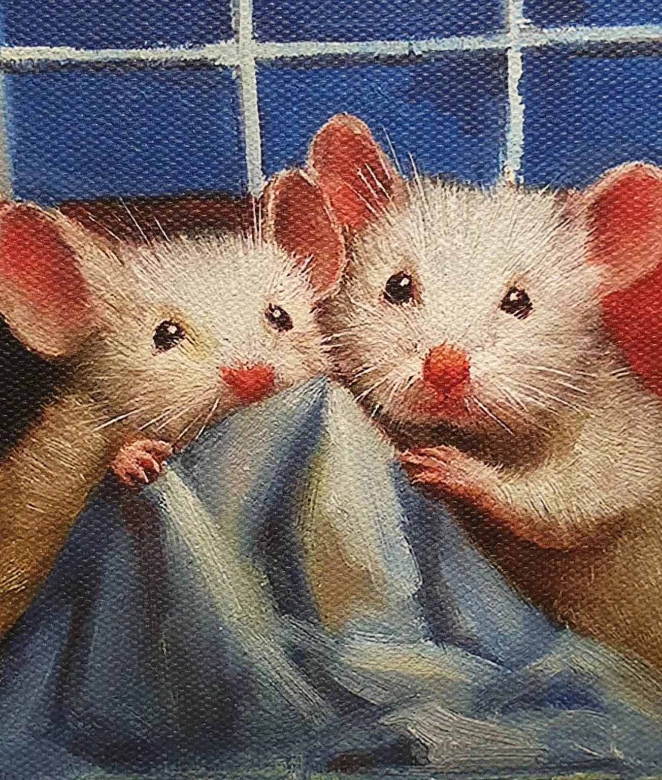 twee witte muizen zitten naast elkaar