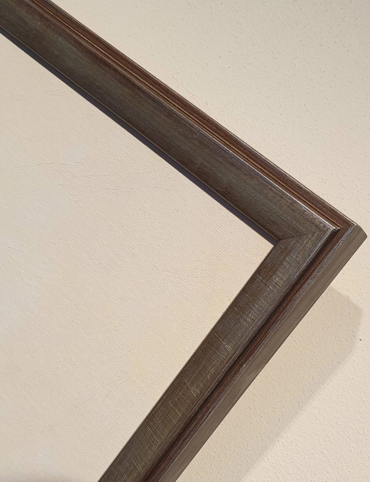 een houten frame met een witte muur op de achtergrond