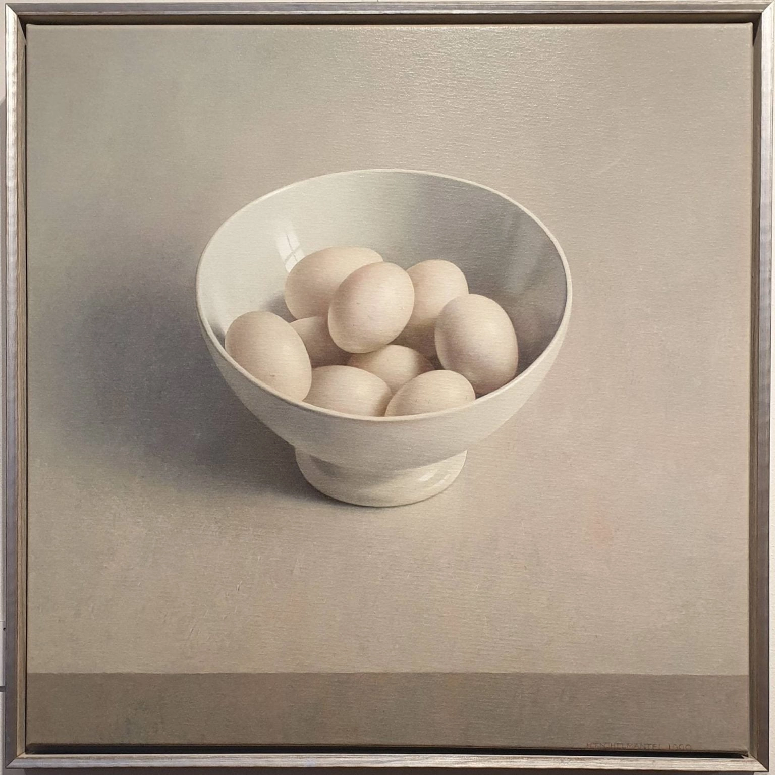 een schilderij van eieren in een witte kom