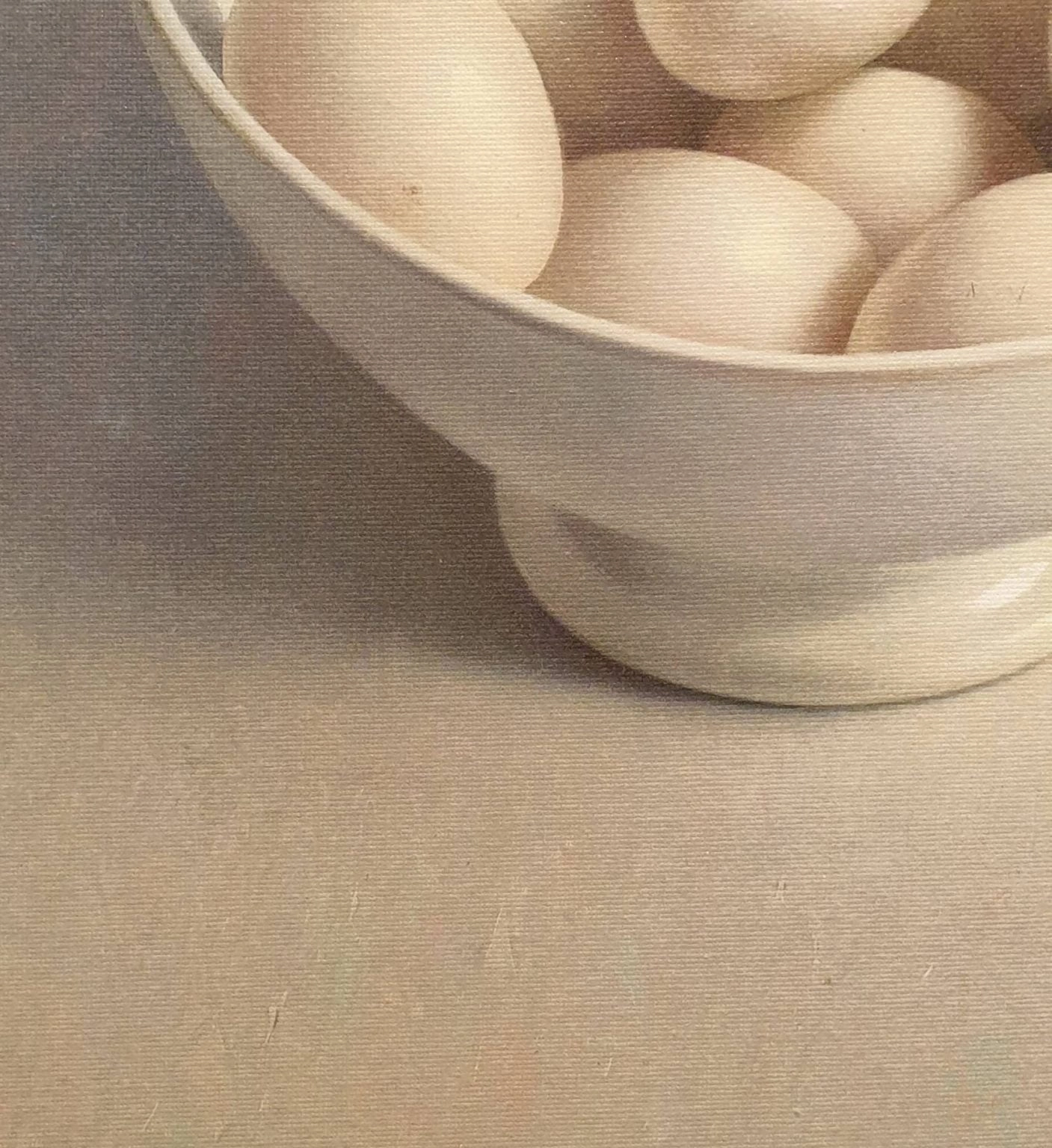 een witte kom gevuld met eieren op een tafel