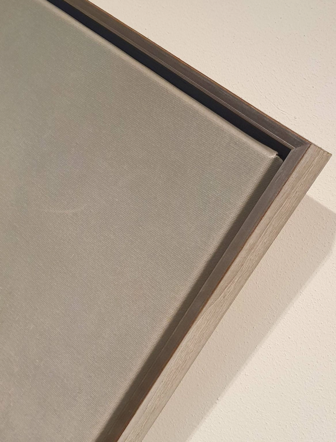 een close-up van een ingelijst object aan een muur