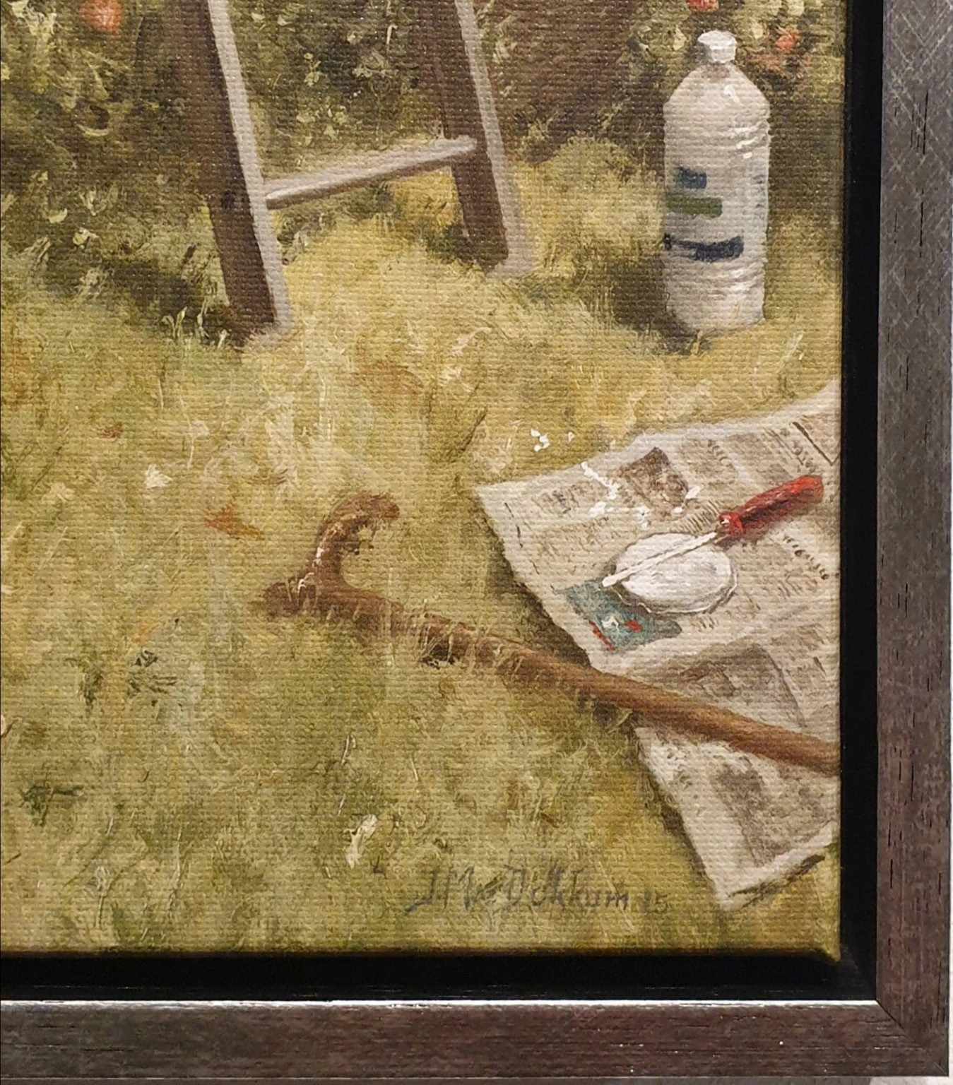 een schilderij van een krant, waterfles en stoel in het gras