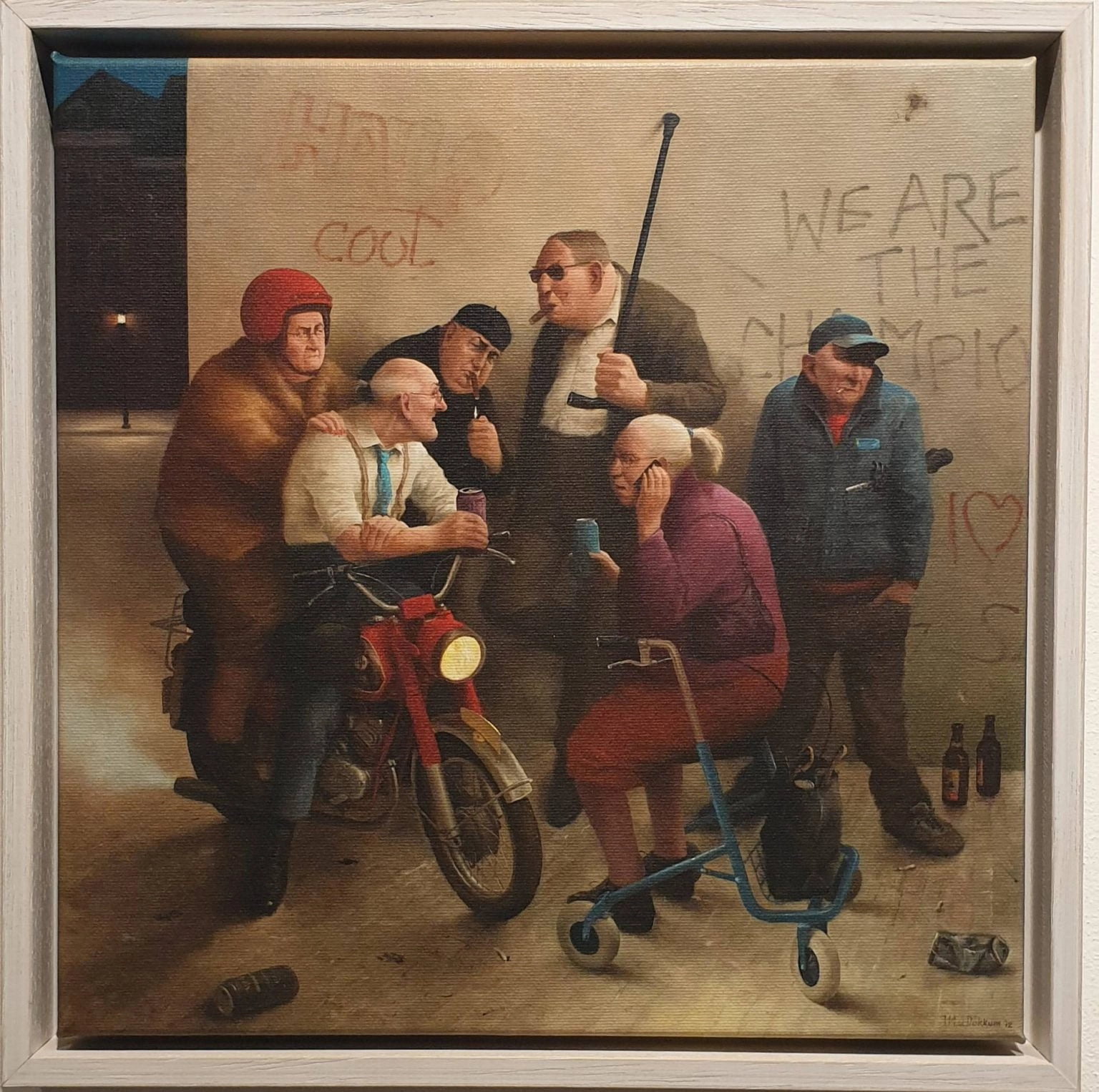 een groep mannen staan rond een schilderij van een man op een motorfiets