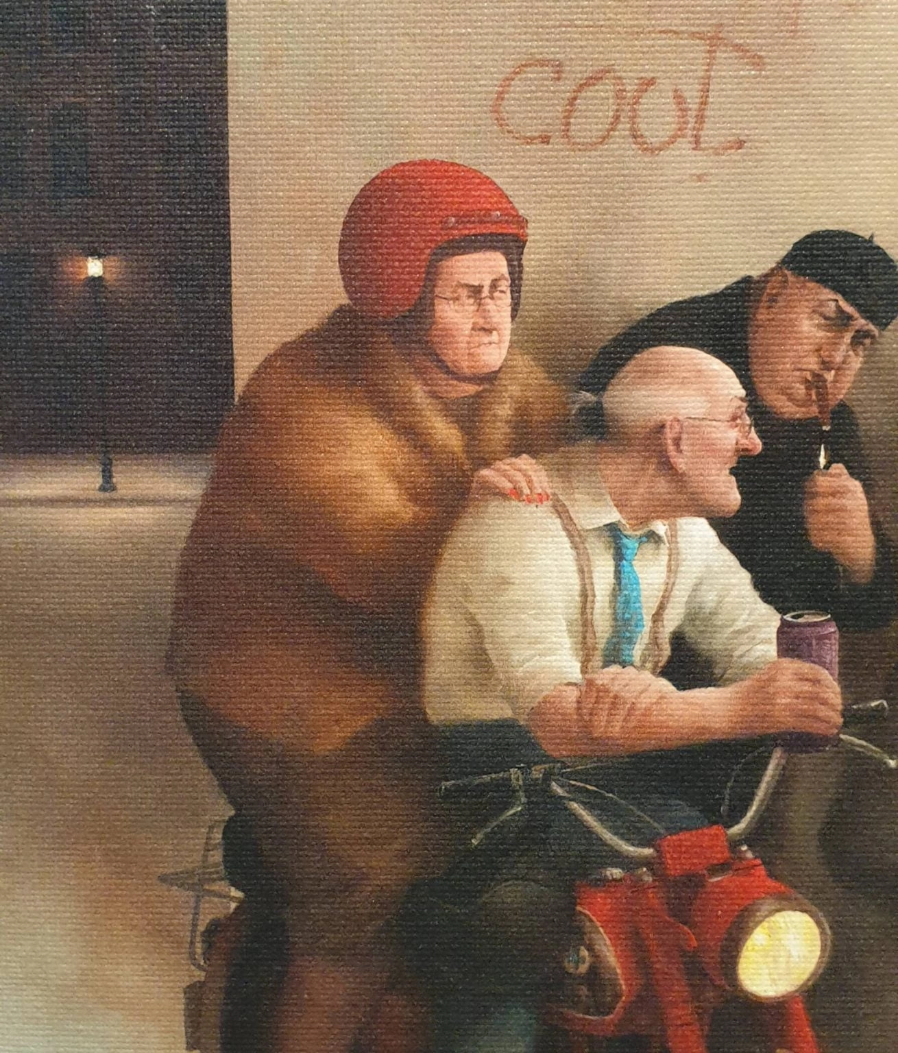 twee mannen op een fiets met een beer achterin