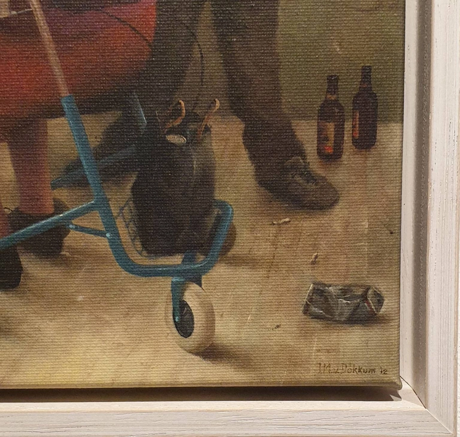 een schilderij van een kat die in een kruiwagen zit