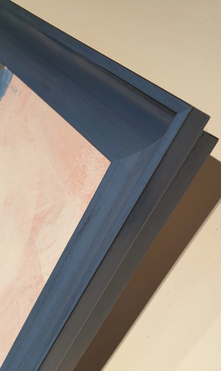 aan de muur hangt een schilderij