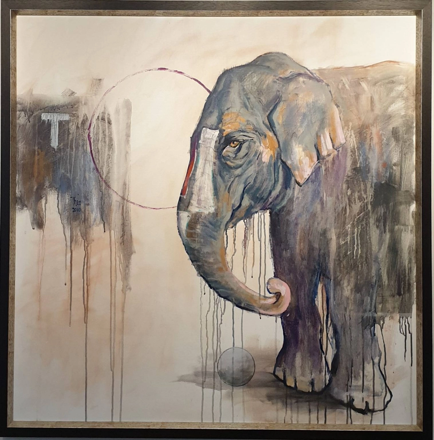 een olifant staat voor een schilderij