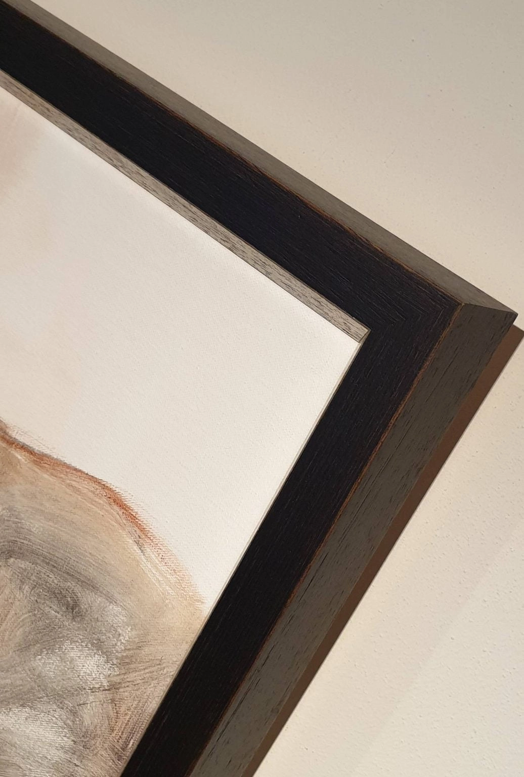 er hangt een schilderij aan de muur