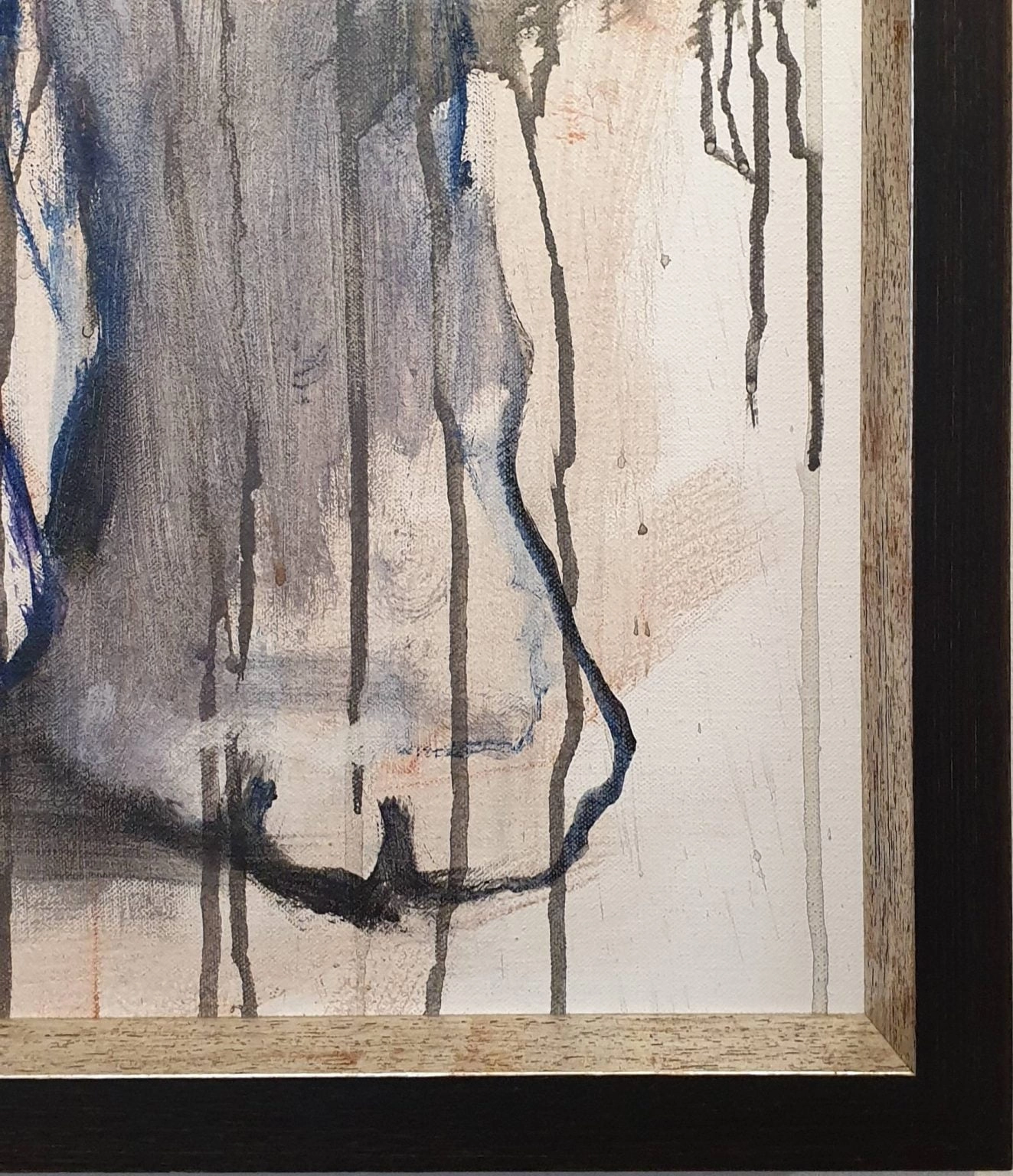 een schilderij met zwarte en witte lijnen erop