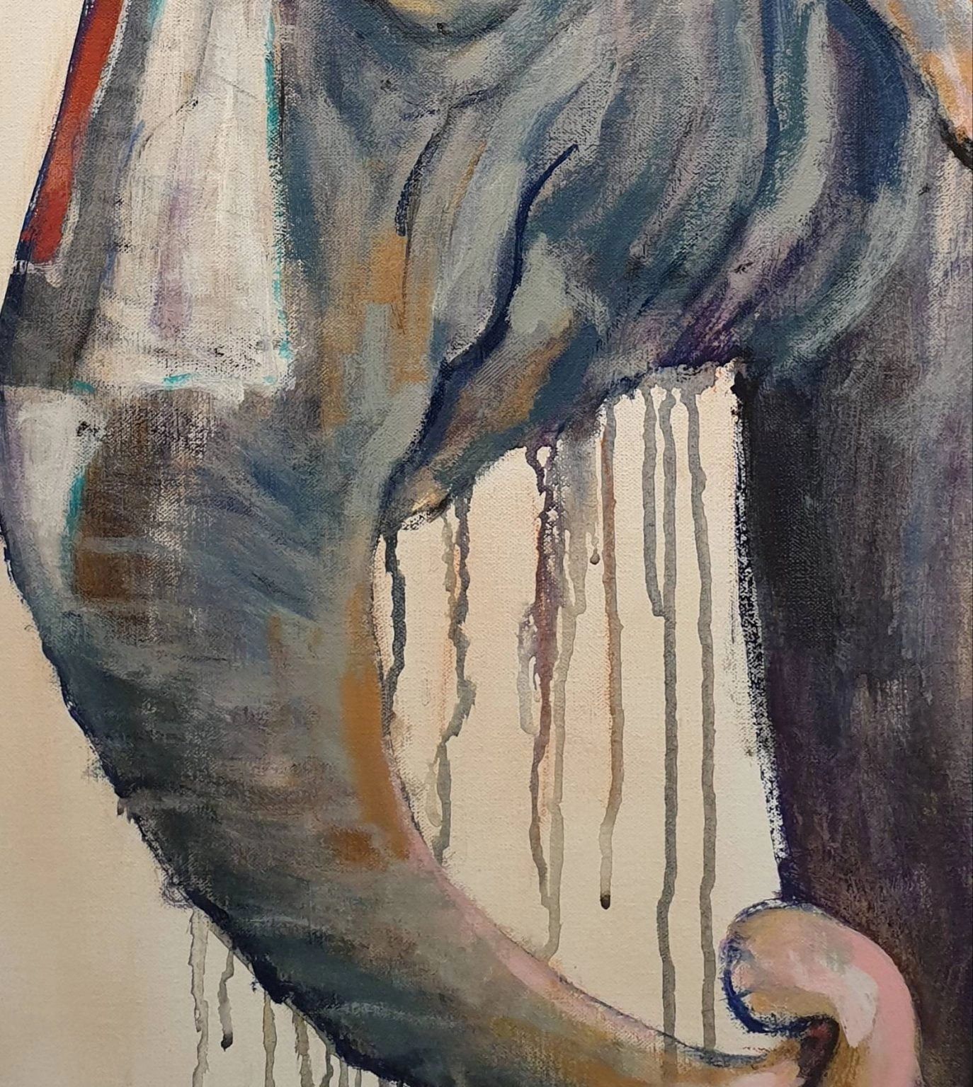 een olifant waarvan de slurf aan het plafond hangt