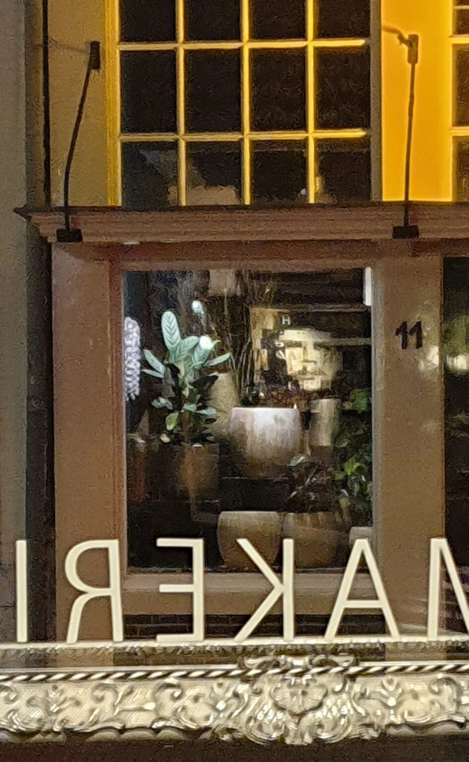 de weerspiegeling van een gebouw in een raam