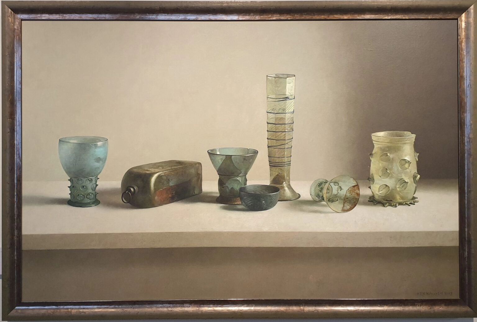 een schilderij van vazen en andere voorwerpen op een tafel