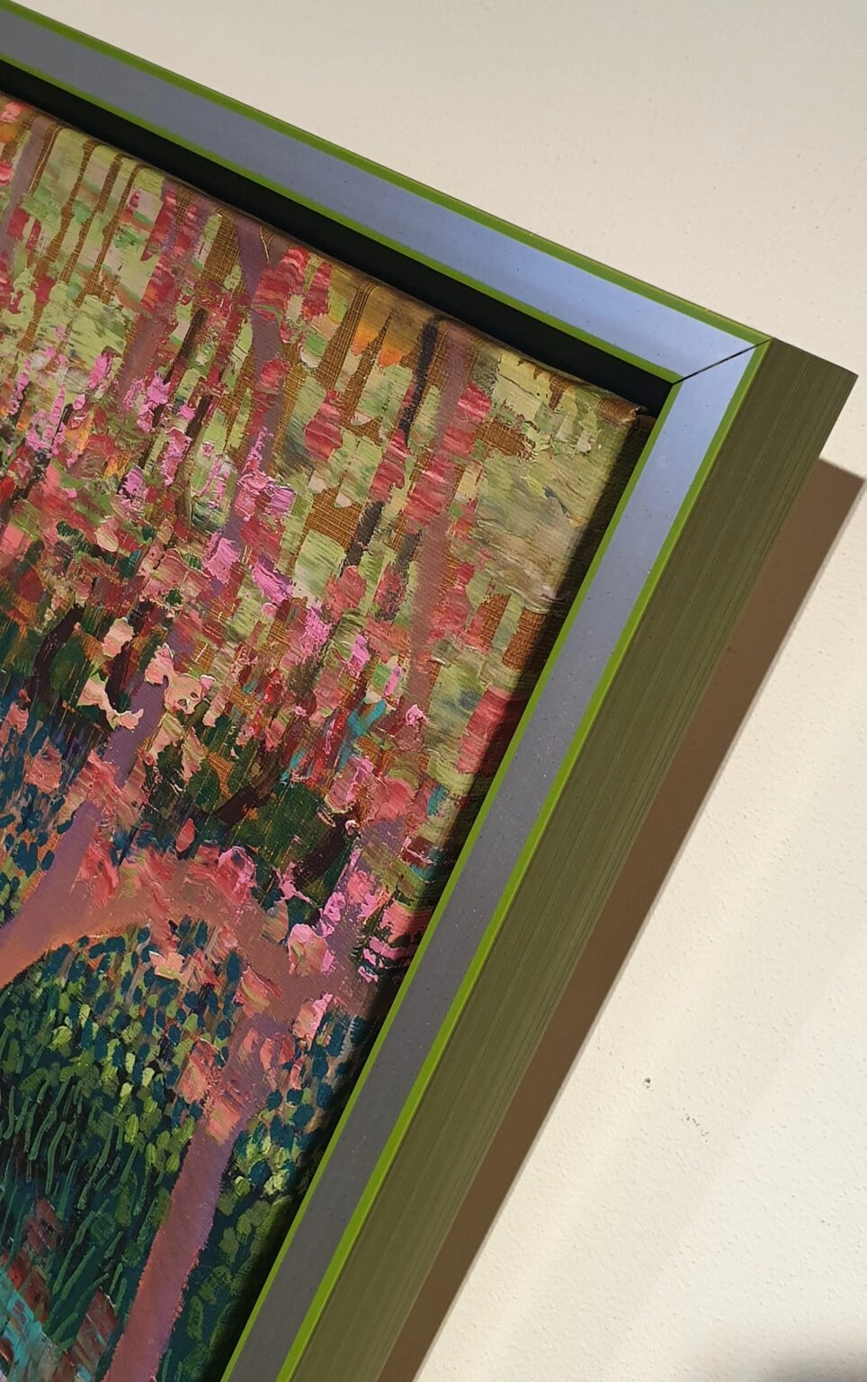 er hangt een schilderij aan de muur