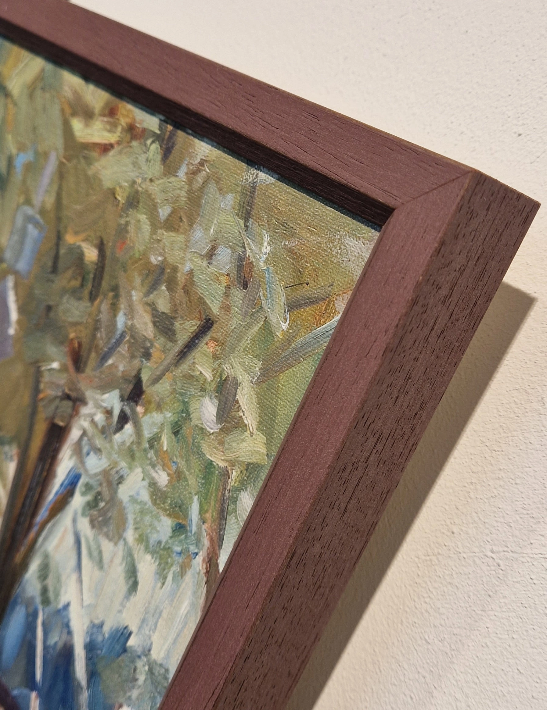 een schilderij dat aan de muur hangt