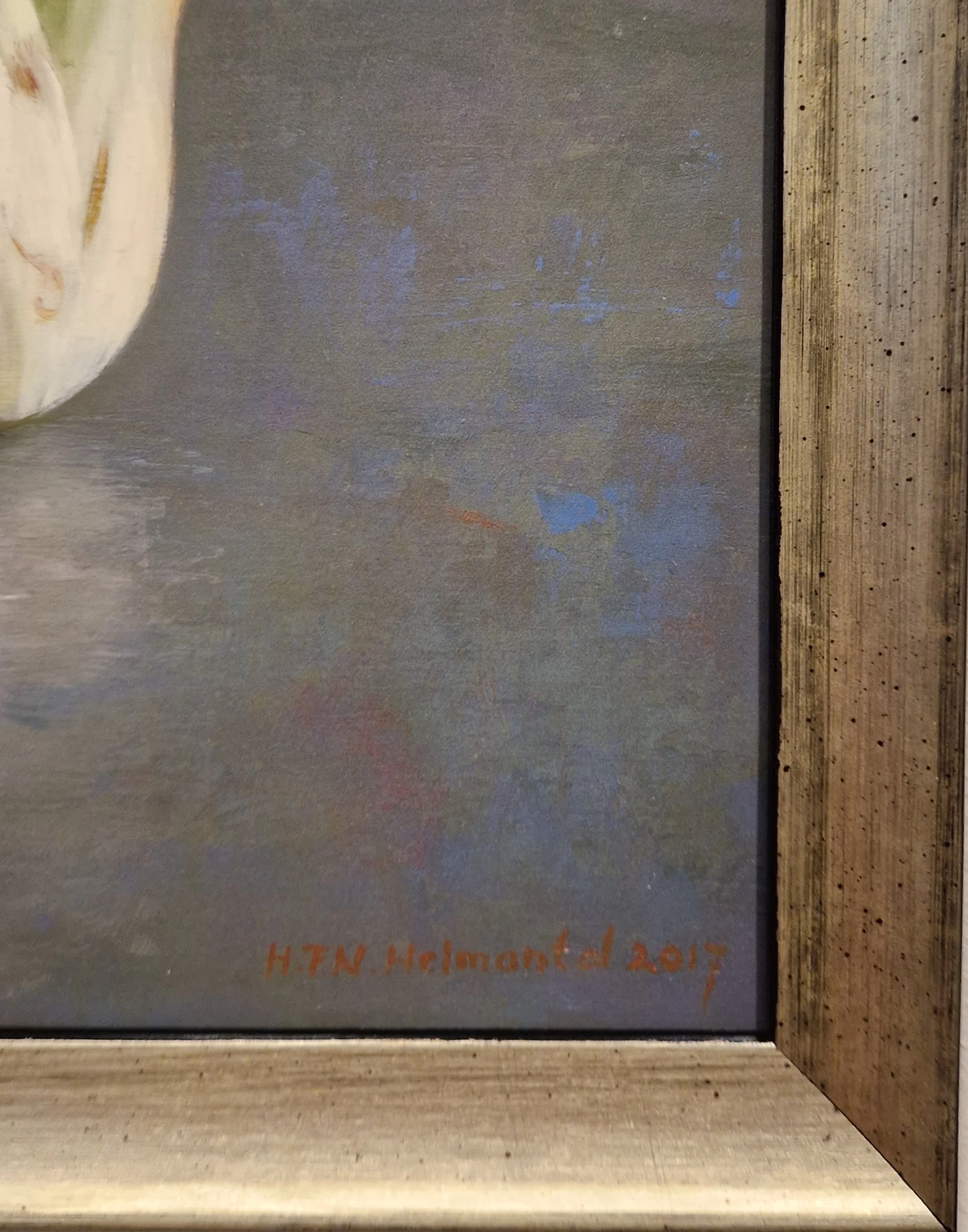 een schilderij van een witte bloem in een houten lijst