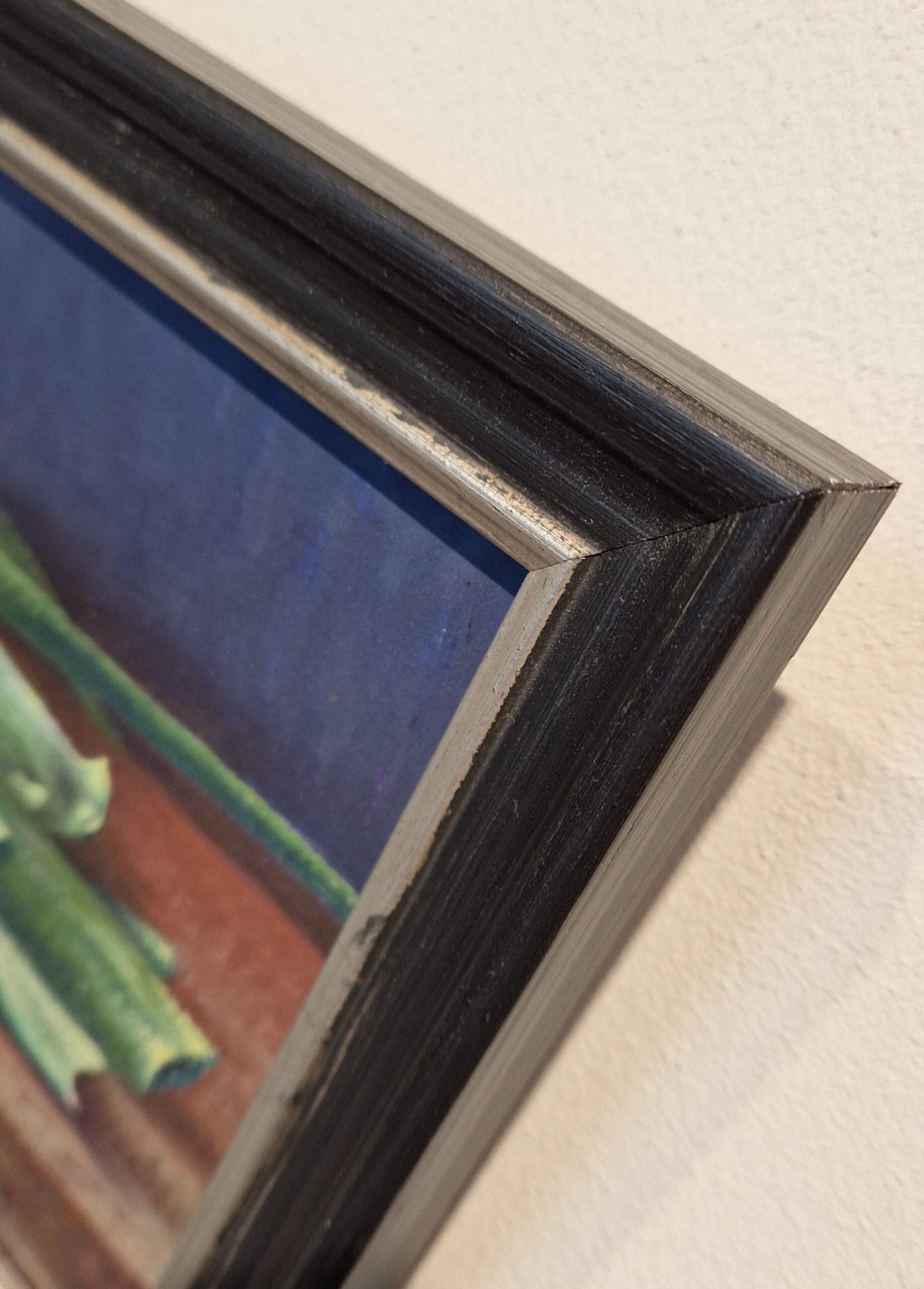 een schilderij van groene uien op een tafel