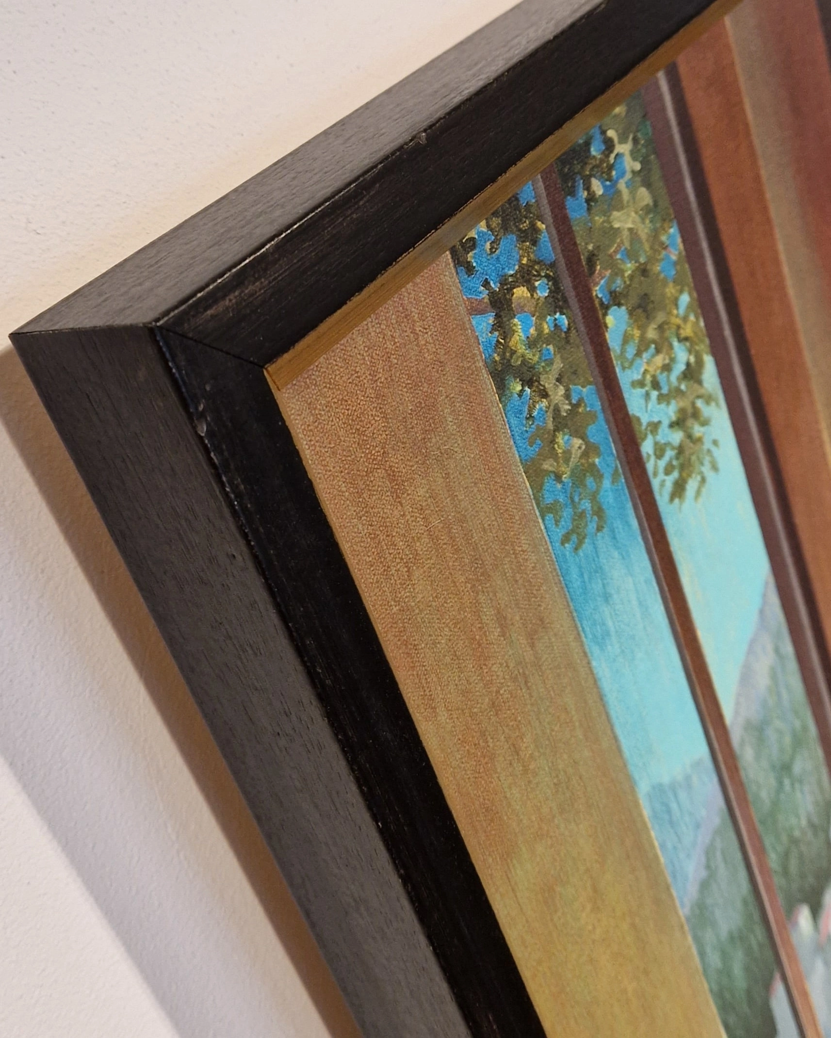 een schilderij dat aan de muur hangt naast een witte muur