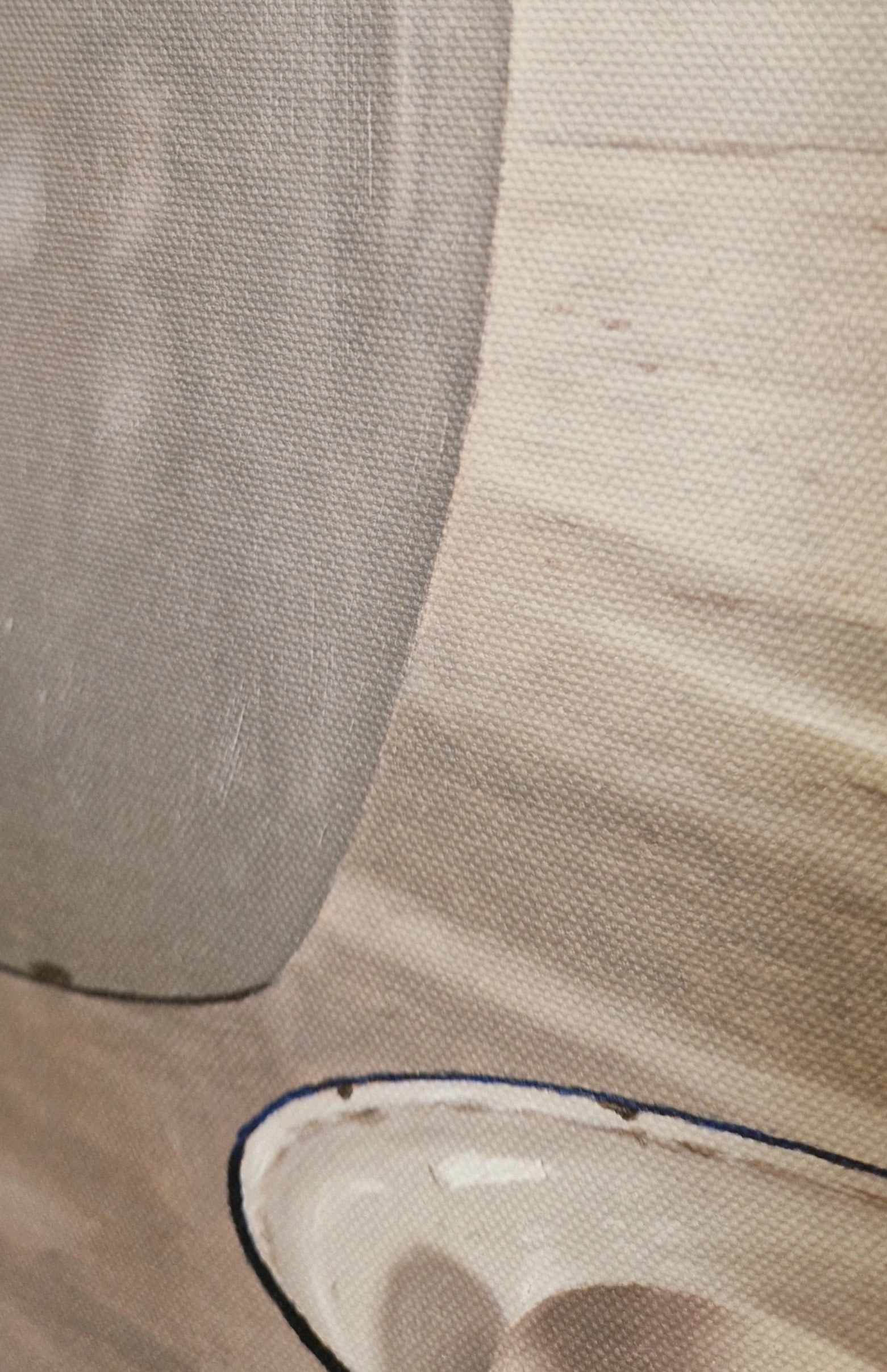 een witte vaas op een houten vloer