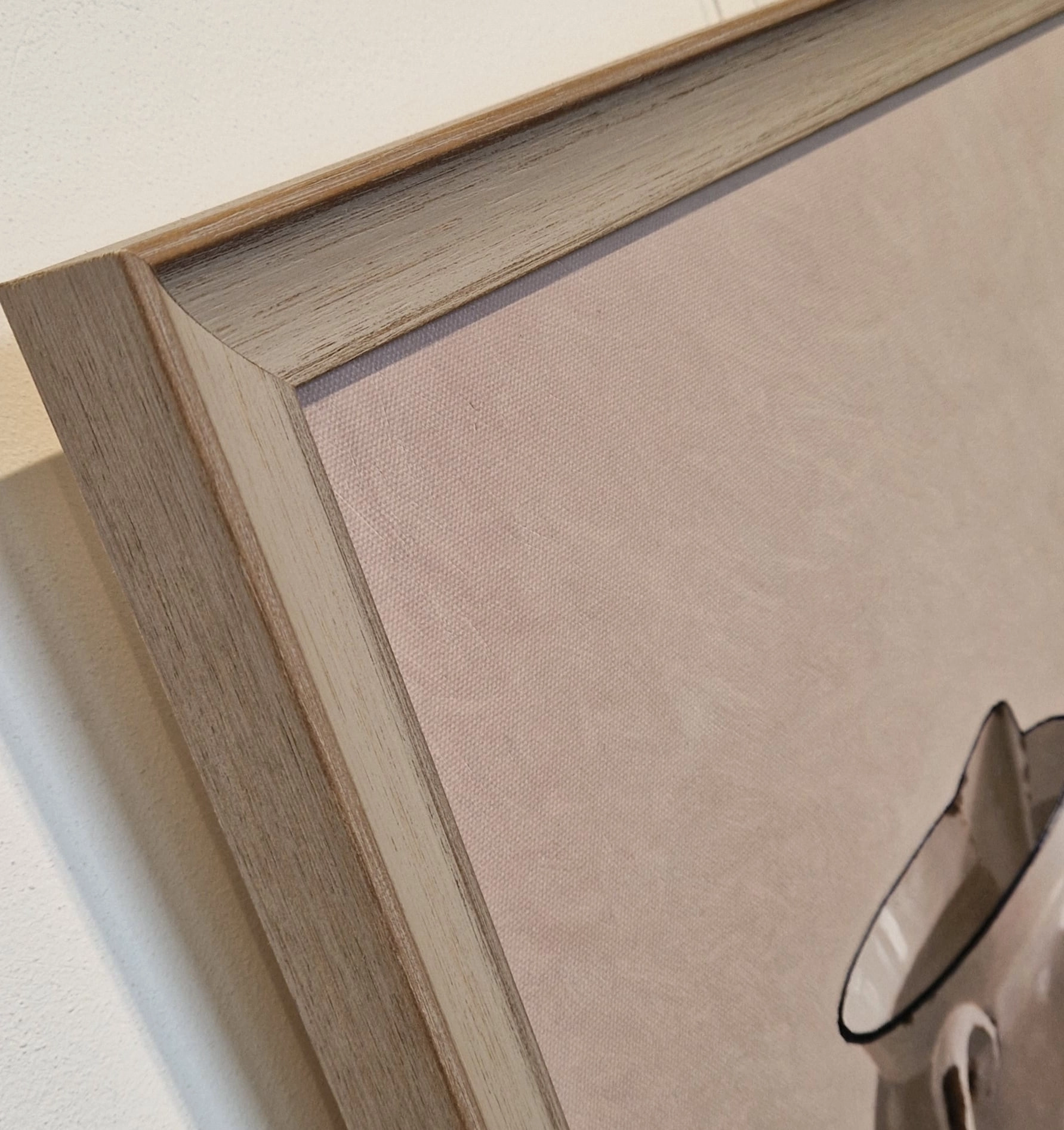 een close-up van een schilderij met een vaas erop