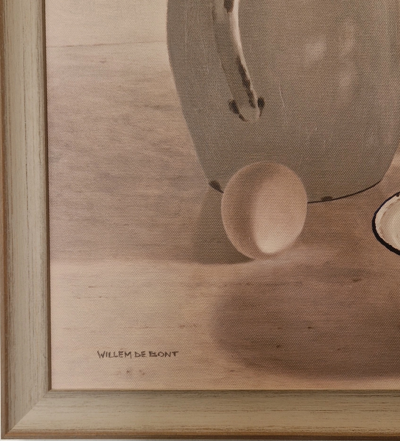 een schilderij van een vaas en een ei op een tafel