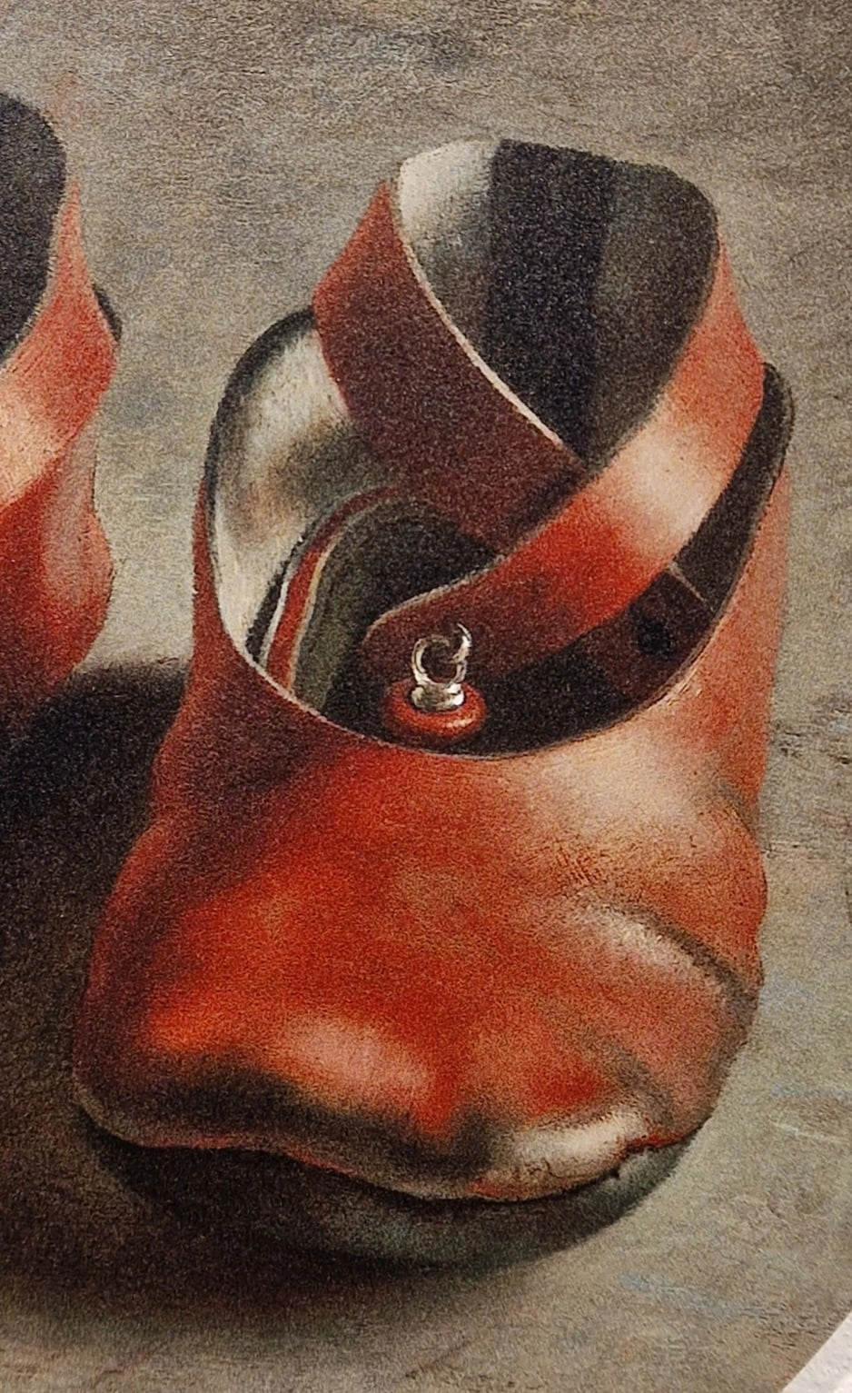 een paar rode schoenen op een cementvloer